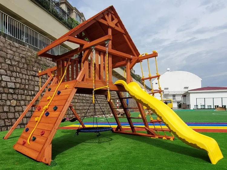 O balanço de madeira das crianças de estilo simples ajusta o equipamento exterior comercial feito sob encomenda do campo de jogos das crianças