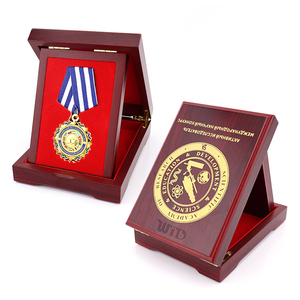 Usine haut de gamme personnalisé médaille d'honneur bleu ruban broche exquise boîte en bois emballage doux émail badge médaillon