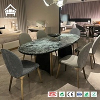 Ensemble de table à manger ovale en marbre de luxe 6 places avec chaises à bordure dorée pour la personnalisation des villas et hôtels, mobilier de restaurant tout-en-un