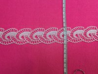 Bordure en dentelle GUIPURE brodée de 4 cm à motif floral de luxe, soluble dans l'eau, avec design ajouré incurvé pour vêtements textiles