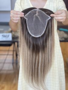 Cheveux humains d'apparence naturelle 6*7 Taille Q6 Toppers Cheveux humains vierges Vente en gros Toppers en dentelle avec nœuds blanchis pour les femmes - Product Image 2