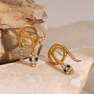 2025 nuevos pendientes personalizados de moda para mujer de acero inoxidable con serpiente chapada en oro joyería de circón impermeable al por mayor - Product Image 3