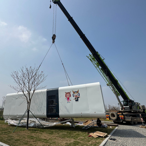 Design impermeabile con serbatoio d'acqua che mantiene le persone calde e asciutte dopo gli uragani - Product Image 1