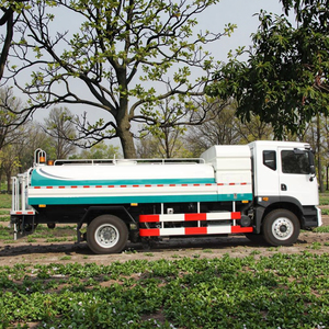Réservoir d'<span class=keywords><strong>eau</strong></span> d'irrigation agricole d'une capacité de 30 000L Arroseur rotatif à 360 ° Moteur diesel à entraînement 4x2 pour l'arrosage des jardins agricoles - Product Image 2