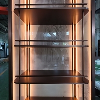 Vitrine d'exposition en verre avec éclairage LED personnalisé en usine, cadre en métal or rose, cloison en verre filaire pour hôtel, restaurant, maison