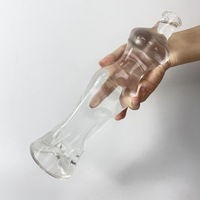 Bouteille en verre de boisson en forme de corps de femmes élégantes de la Californie de conception unique avec le couvercle en liège en bois pour la vodka whisky Gin vin spiritueux