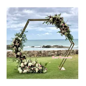 金属钻石婚礼拱门背景婚礼金属拱门浪漫美丽的海边风格的婚礼，派对和活动装饰
