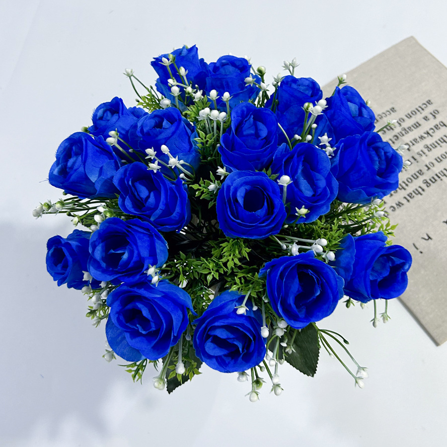 ramo de 18 rosas azules
