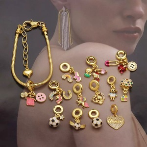 Bracelet <span class=keywords><strong>à</strong></span> breloques <span class=keywords><strong>BD</strong></span>-D1295, carte de <span class=keywords><strong>l</strong></span>'Italie et <span class=keywords><strong>du</strong></span> Venezuela, drapeau, football, thème football mondial, plaqué or, émail, sport - Product Image 1