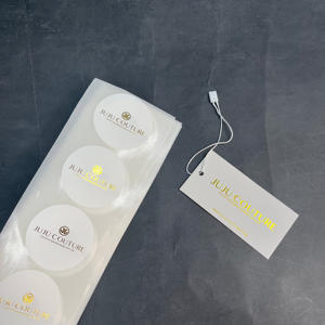 Étiquettes suspendues blanches personnalisées avec estampage à chaud doré - Étiquettes de vêtements de marque de luxe avec cordon pour les vêtements - Product Image 6