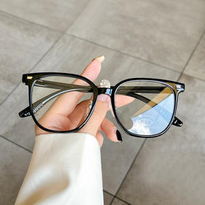 Gafas de Sol Cuadradas para Mujer Qianai, Lentes de PC con Protección Anti Luz Azul, Montura Completa con Remaches de Puntos, Estilo Coreano O3 30212 - Product Image 5