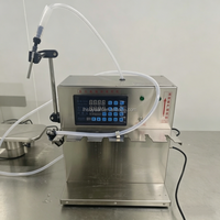 Machine de remplissage verticale semi-automatique à six réservoirs en acier inoxydable pour mini-ligne de production de jus et d'eau en sachets plastiques