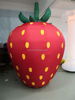 Prix de gros Événement publicitaire Ballon géant gonflable en forme de fruit Fraise avec lumière LED