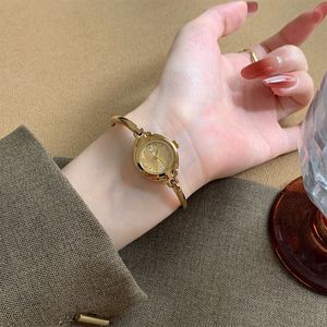 ตัวเรือนโลหะผสม กระจกมิเนอรัล ตัวล็อคแบบกดพับเดียว นาฬิกาโครโนกราฟ สไตล์ล้ำยุค แฟชั่นโดดเด่น ไม่ซ้ำใคร สำหรับทุกเพศ - Product Image 5