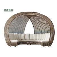 Lit de repos extérieur moderne sur mesure avec coussin, transat de piscine pour villa et hôtel, mobilier de patio en rotin PE, lit de jour rond
