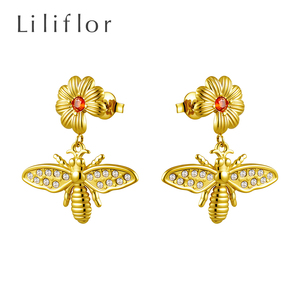 <span class=keywords><strong>Orecchini</strong></span> a Perno con Fiore di Zirconi e Ape in Acciaio Inossidabile Placcato Oro 18K PVD, Gioielli Regalo per Donne E261872 - Product Image 1