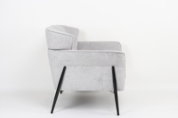 Fauteuil d'appoint en velours gris clair tissé avec dossier incurvé asymétrique, accoudoirs intégrés, finition noire mate, idéal pour chambre et hôtel
