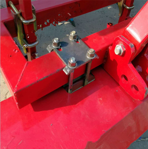 Plantador de maíz suspendido, tractor de cuatro ruedas con aplicador de fertilizante - Product Image 6