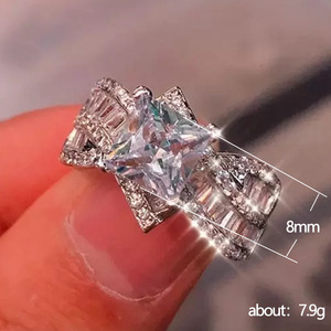 Anello con Diamante Taglio Principessa F1054, Pietre Laterali Naturali a Baguette, Gioiello Classico da Donna per Fidanzamento - Product Image 3