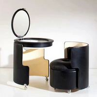 Ensemble de meubles de coiffeuse vert Dilly Dally de style Mid-Century Modern avec chaise de maquillage en cuir, table de toilette, miroir lumineux et tabouret pour chambre d'hôtel