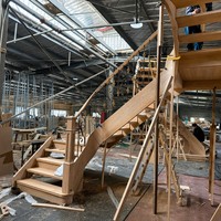 Escaliers de villa sur mesure tout-en-un, escaliers intérieurs droits et courbes en chêne rouge durable avec rampes en fer forgé