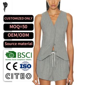 Ensemble deux pièces en lin personnalisé avec logo pour l'été – Haut en lin décontracté et sexy à col en V profond, short en lin taille haute élastique coupe trapèze – Ensemble professionnel en lin - Product Image 1