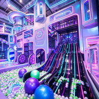 Aire de jeux intérieure sur le thème de l'espace, château gonflable, équipement de jeux doux avec lumières néon, toboggans, piscine à balles
