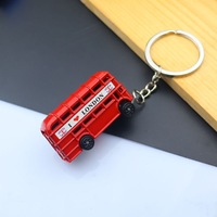 Porte-clés modèle pendentif avec une cabine téléphonique à double couche et une boîte aux lettres au Big Ben à Londres, Royaume-Uni, comme cadeau de voyage commémoratif