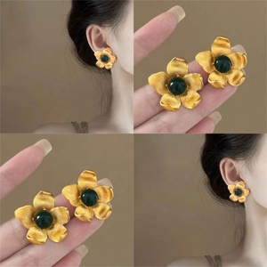 Pendientes de tuerca dorados para mujer, de acero inoxidable, con diseños escultóricos de lazo, corazón texturizado, hoja, flor y mariposa exagerada, para fiesta - Product Image 1