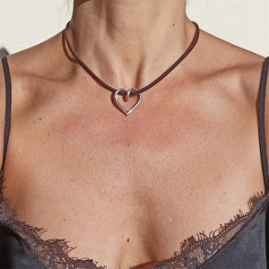 Collier tissé Niche géométrique coeur creux pendentif collier pour femme Uionen 1432 - Product Image 1