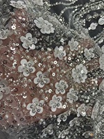 Tissu en dentelle de maille luxueux et élégant, orné de perles et de fleurs 3D brodées, idéal pour les robes de soirée et les robes de mariée.