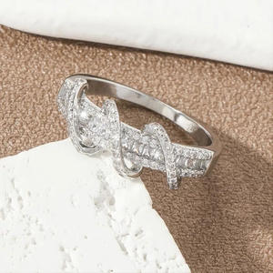 Anello da Donna Q217 in Argento con Diamanti Taglio Baguette Colore G Naturale Gioiello di Fidanzamento - Product Image 4