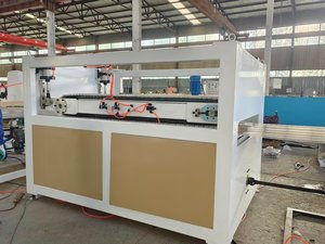 Machine d'extrusion de feuilles ondulées en <span class=keywords><strong>polycarbonate</strong></span> en nid d'abeille pour tuiles de toiture creuses en PC de 2100 mm de largeur, moteur SIEMENS PET - Product Image 3