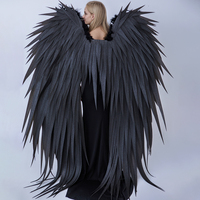 Grandes ailes d'ange en mousse noire avec garniture en plumes sur le dessus, parfaites pour les fêtes et la photographie