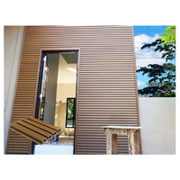 Revêtement mural extérieur en bois en gros, panneaux de bois naturel pour la décoration de jardins, maisons, hôtels et complexes hôteliers