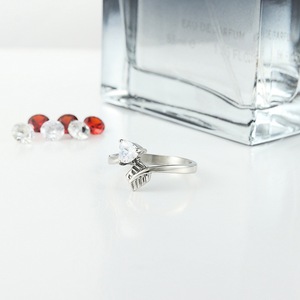 yunnique Heart Shape Stainless Steel <b>Ring</b> Claw Setting Unisex Fashion Jewelry Gift <b>Ring</b> Geometric Design Round Crystal Inlay - Product Image 4