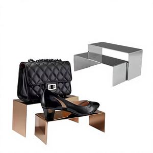 Système d'affichage <span class=keywords><strong>de</strong></span> luxe personnalisé à 3 niveaux en acier inoxydable pour vitrine <span class=keywords><strong>de</strong></span> boutique et promotion <span class=keywords><strong>de</strong></span> marque - Product Image 3