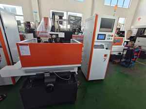 Buen precio CNC EDM máquina de corte de alambre máquina EDM electrónica 5 ejes rápido dk77 fácil operación - Product Image 2