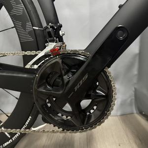 Vélo de route en carbone aérodynamique <span class=keywords><strong>Shimano</strong></span> <span class=keywords><strong>105</strong></span>, saison de cyclisme printemps 2026, avec pédales clipsables offertes et avis positifs. - Product Image 6