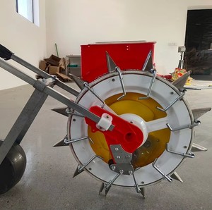 Semoir manuel pour graines d'oignons avec trémie rouge et roue à pointes jaunes pour un semis de précision dans les jardins potagers - Product Image 4