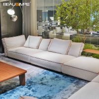 Canapé modulaire en forme de L minimaliste avec canapé-lit en tissu beige et accent en cuir de selle pour salon chic, résidence haut de gamme et villa