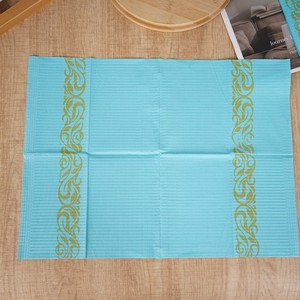 Toalla desechable de 33x45cm con estampado azul y verde para manicura, tatuajes y como protector de mesa - Product Image 1