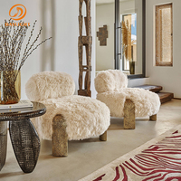 Fauteuil lounge moderne et moelleux avec base texturée en forme de tronc d'arbre, siège d'appoint de style Wabi-Sabi organique pour hôtel boutique et galerie d'art