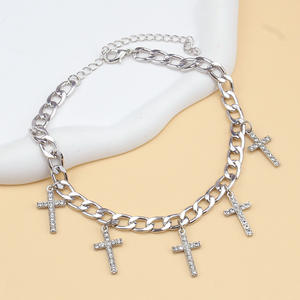 Collar con colgante de cruz de oro con detalles de diamantes para la fe y la oración, joyería de regalo - Product Image 4