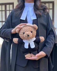 Orsacchiotto Avvocato all'Uncinetto Fatto a Mano, Regalo <span class=keywords><strong>di</strong></span> Laurea, Simpatica Bambola della <span class=keywords><strong>Giustizia</strong></span> per Studenti <span class=keywords><strong>di</strong></span> Giurisprudenza e Professionisti del Diritto - Product Image 2