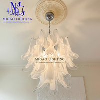 Lustre en chaîne vintage médiéval français, lampe en verre artisanal en forme de fer à cheval et de pétale, dégradé blanc en cascade, pour villa, hôtel boutique