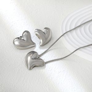 Juego de Joyería de Acero Inoxidable Chapado en Oro PVD de 18K Personalizado, Resistente al Agua, con Diseño de Corazón Liso y Grueso, Incluye Aretes y Collar con Colgante - Product Image 4