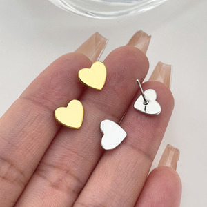Vente en gros de boucles d'oreilles en forme de cœur simples et élégantes plaquées or 18 carats pour femmes - Product Image 1