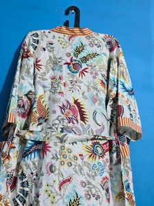 Bata de algodón floral con cuello en V para mujer, estilo kimono indio hecho a mano, ropa de dormir suave para verano, bata de dama de honor, ropa informal. - Product Image 4