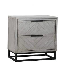 โต๊ะข้างเตียงไม้สไตล์วินเทจ 2 ลิ้นชัก พร้อมตกแต่งประตูแบบปาร์เก้ และฐานโลหะสีดำสำหรับห้องนอน - Product Image 2